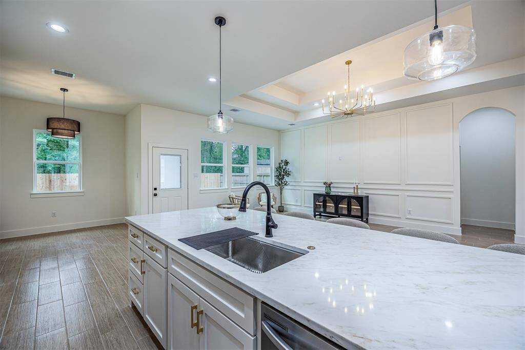 Sleek quartz surfaces complemented by high-end finishes
