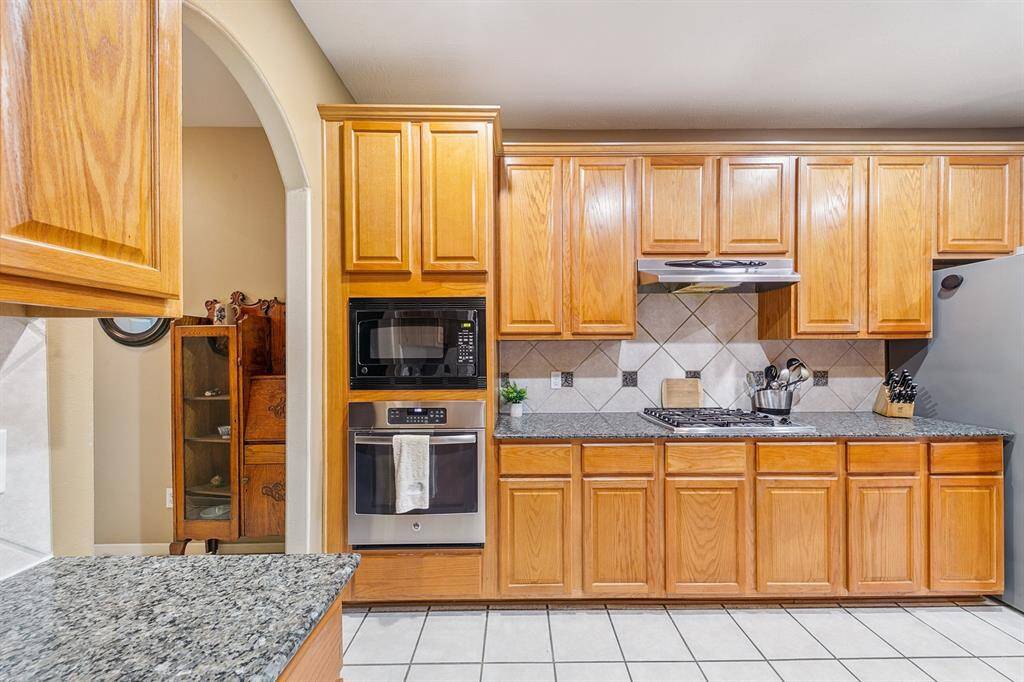 Gas cooktop and granite counters!