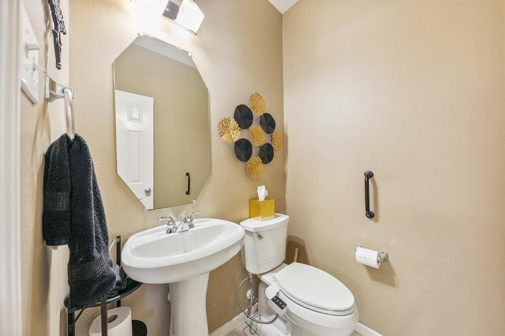Half bath conveniently located off of the breakfast area.