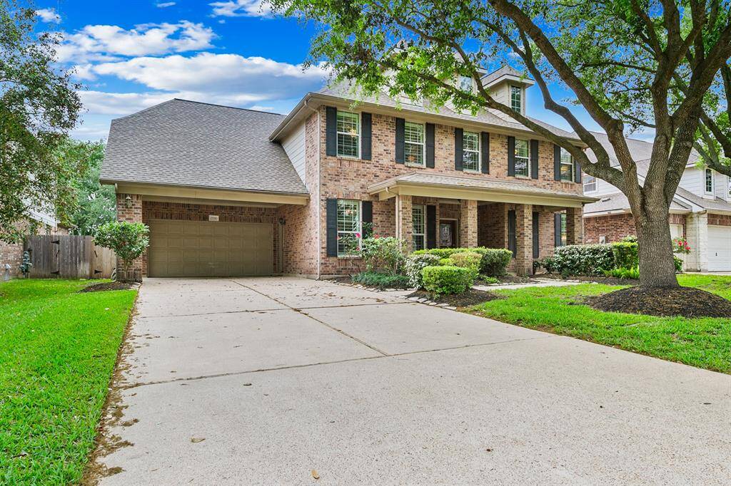 Wonderful location near shopping, Town Lake Square and easy commute to Galleria and Downtown.