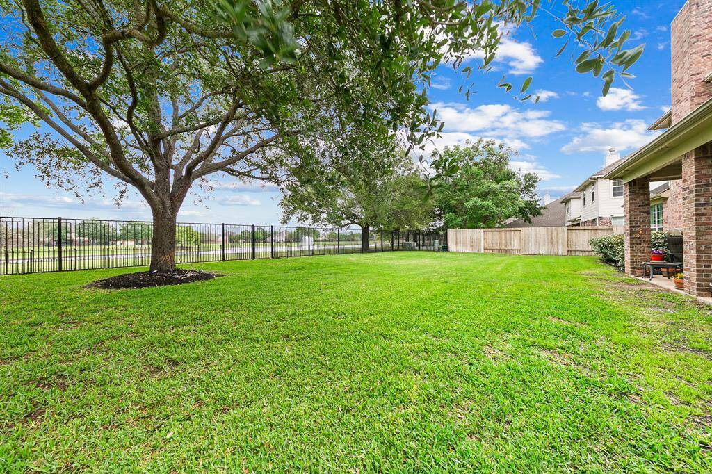 Picturesque property with a perfectly placed mature oak tree!