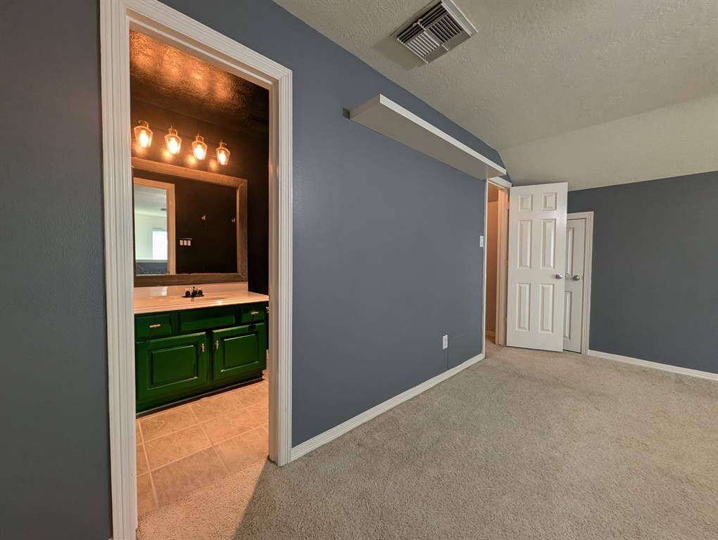3rd floor room & bath