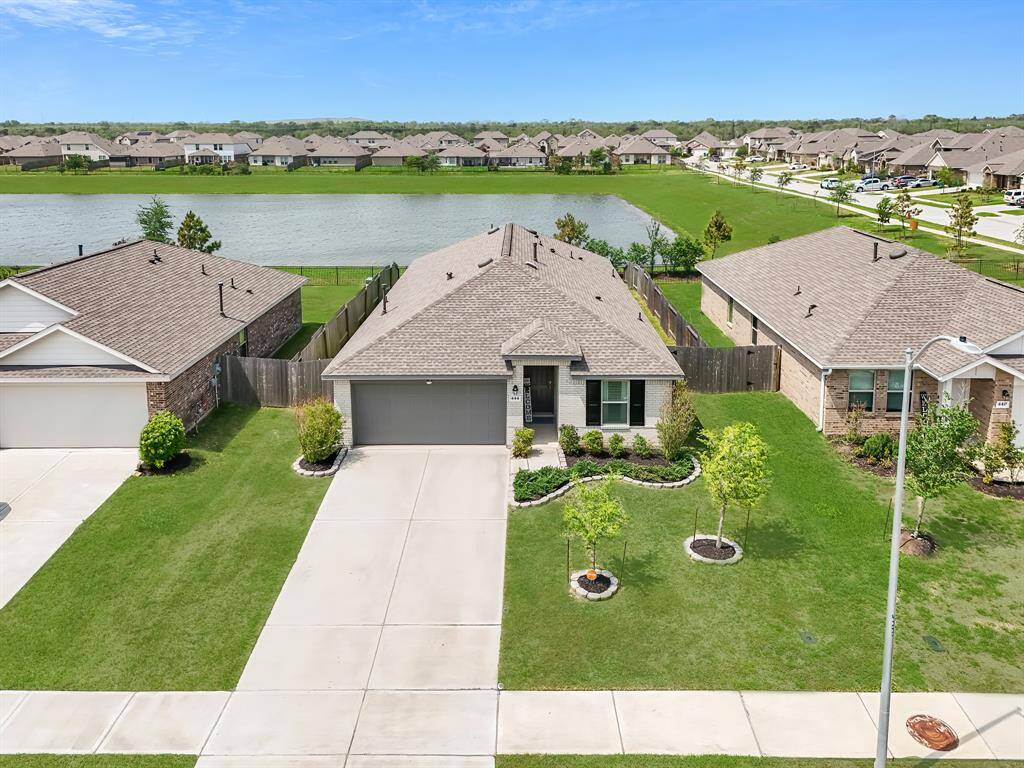 Beautiful 3 bedroom/2 Bathroom w/ office on Lake Lot