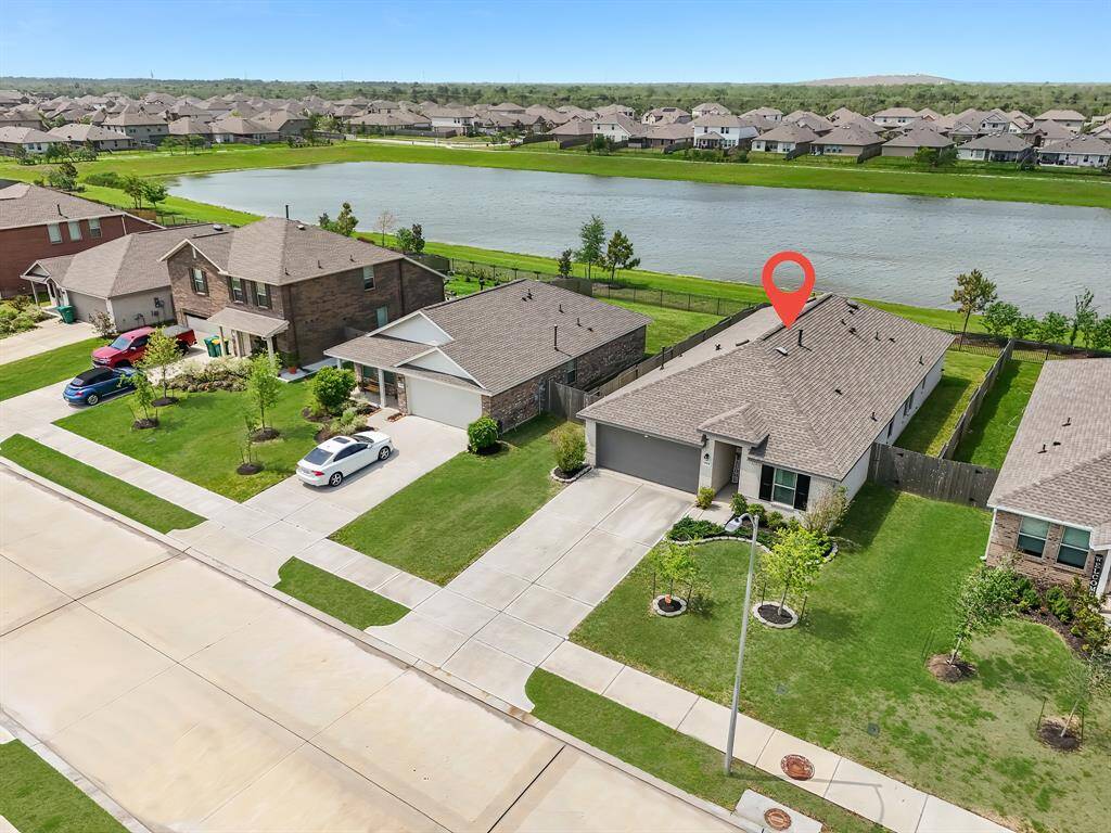 Beautiful 3 bedroom/2 Bathroom w/ office on Lake Lot