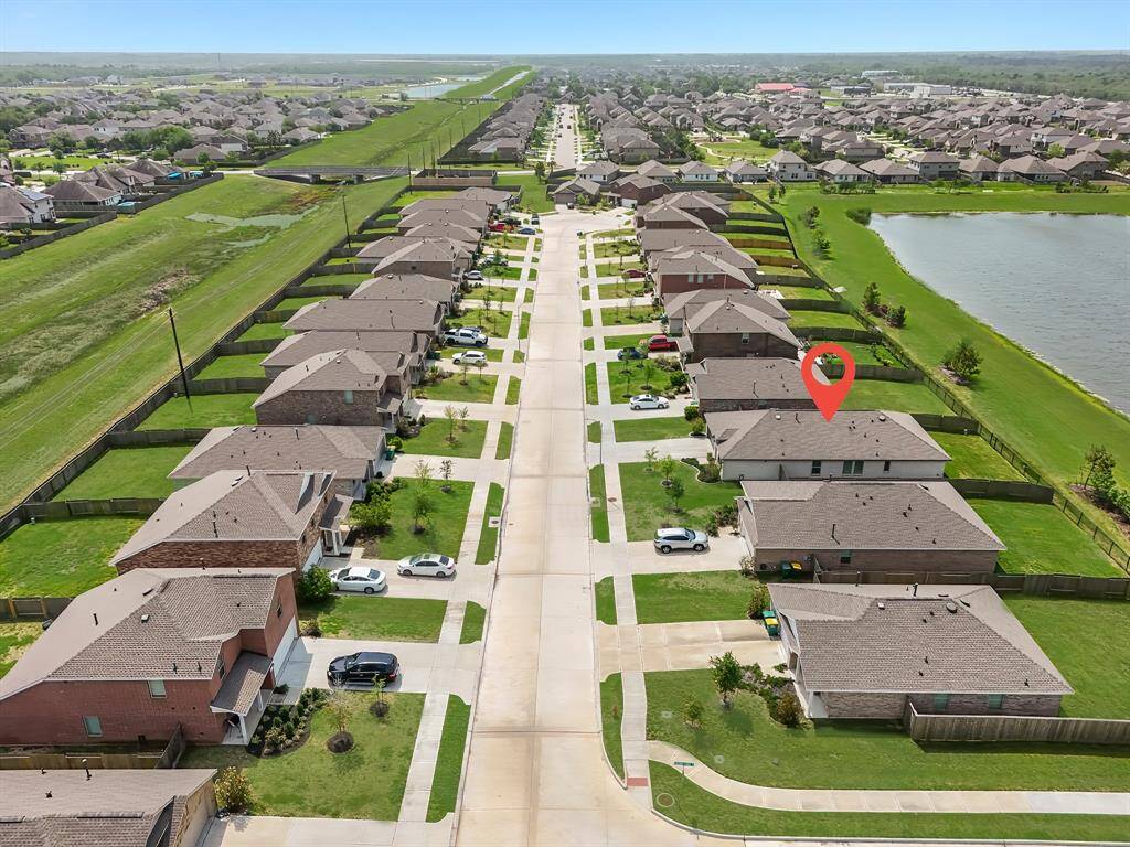 Cul-de-sac Street on Lake Lot