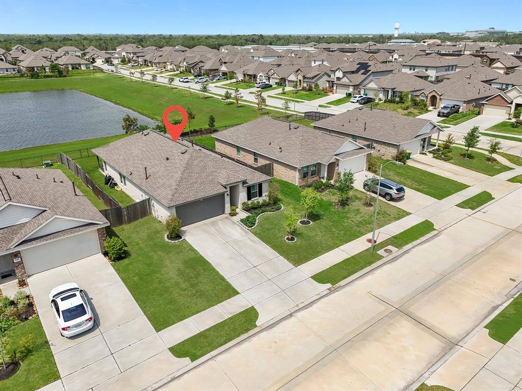 Cul-de-sac Street on Lake Lot