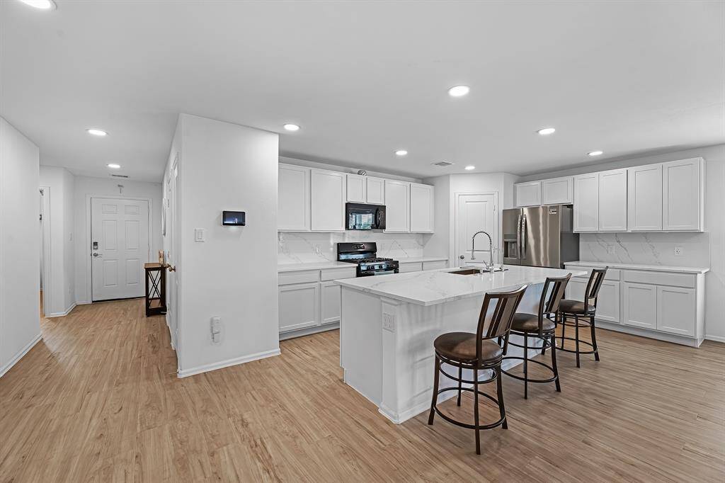 Gorgeous Updated Kitchen! Quartz Counter Tops and Back Splash!