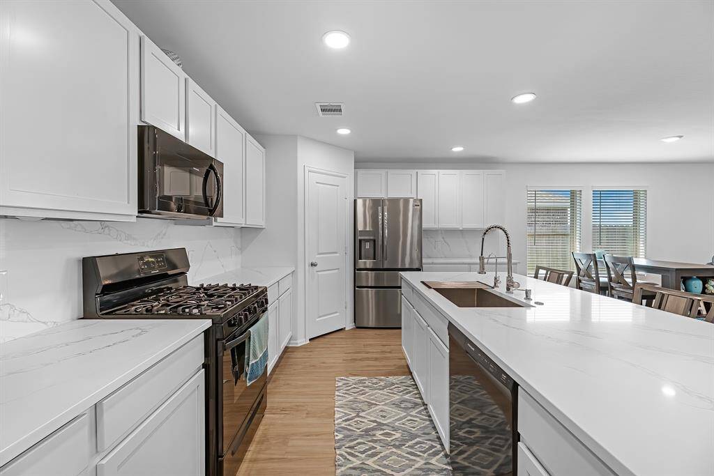 Gorgeous Updated Kitchen!  Quartz Counter Tops and Back Splash!