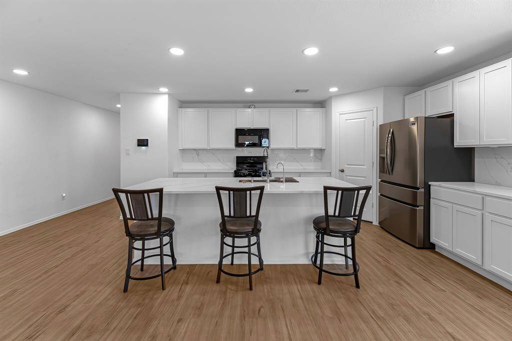 Gorgeous Updated Kitchen!  Quartz Counter Tops and Back Splash!