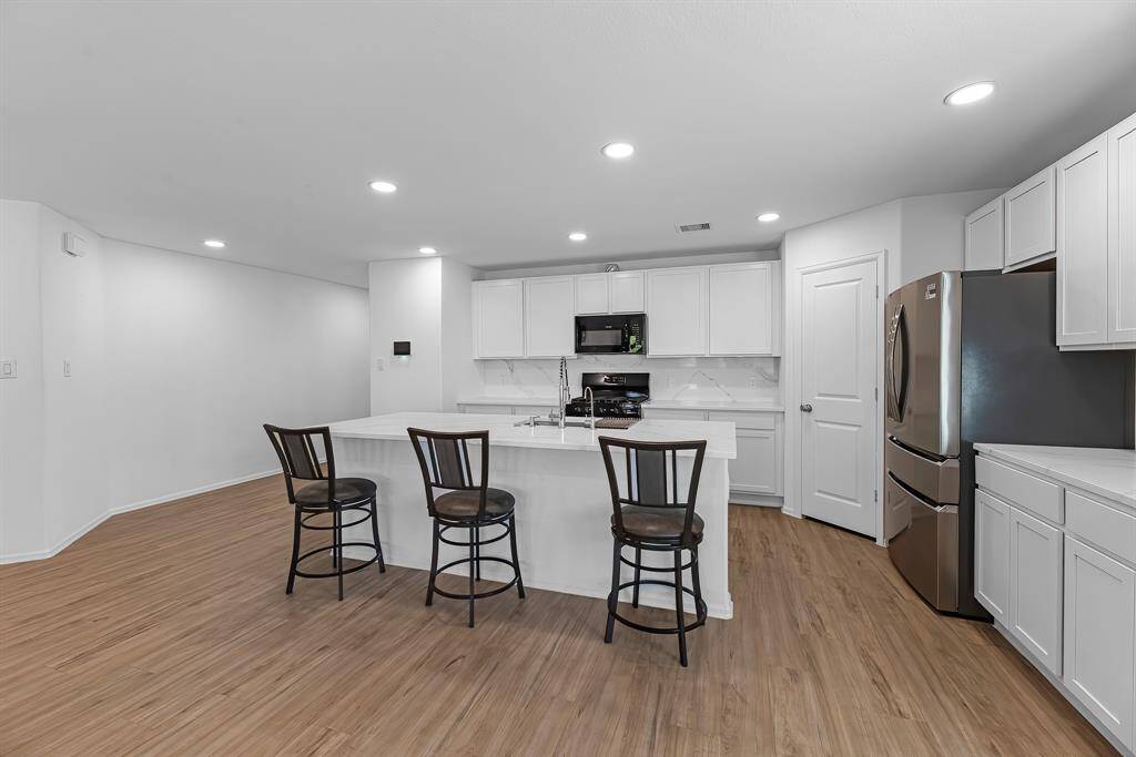 Gorgeous Updated Kitchen!  Quartz Counter Tops and Back Splash!