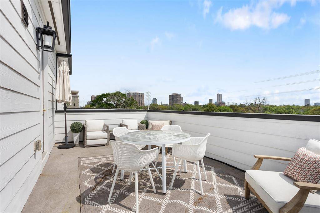Rooftop Deck with amazing views!