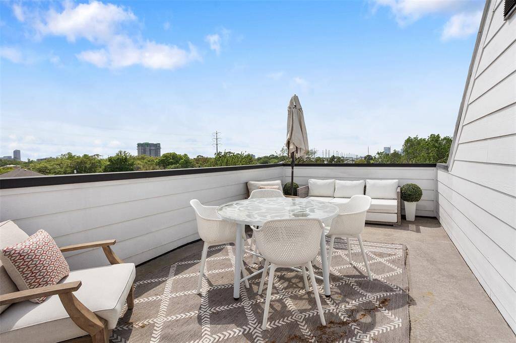 Rooftop Deck with amazing views!