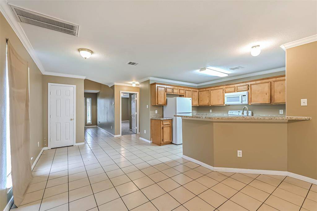 Open and bright kitchen with bar area, reat for extra seating
