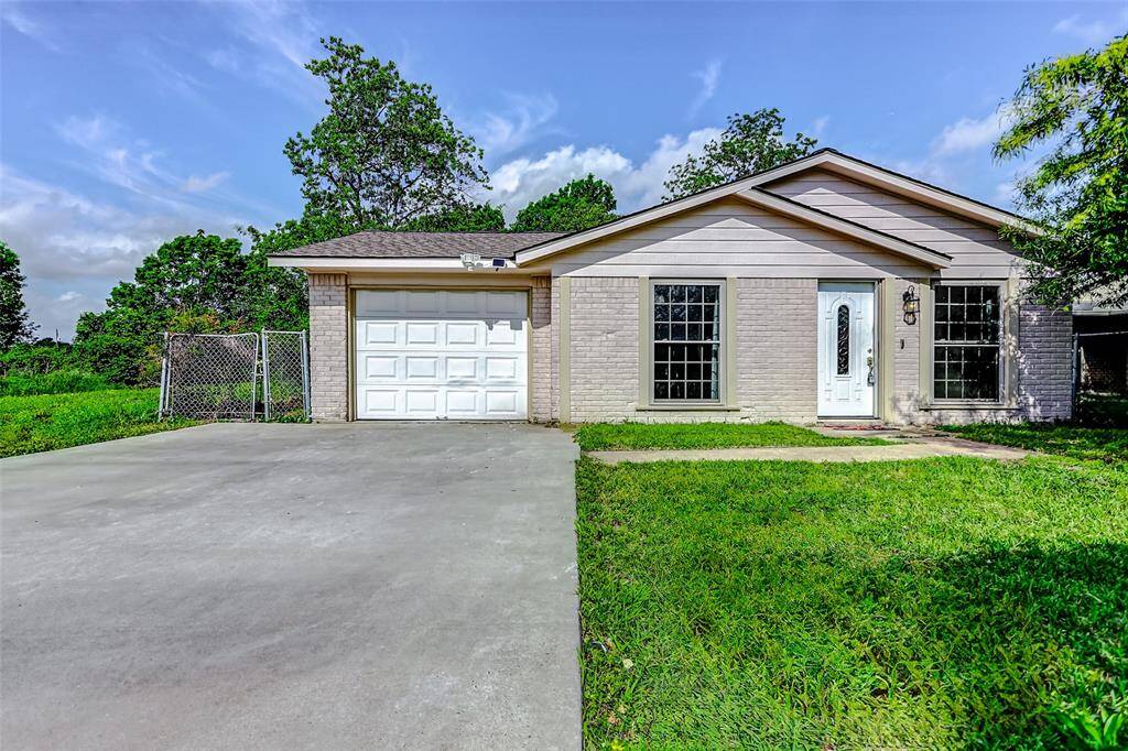 close to freeway, shopping mall, medical centers,