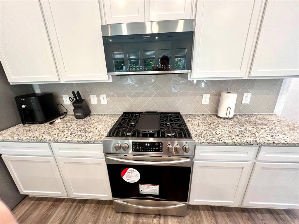 Granite countertops - abundant prep space!