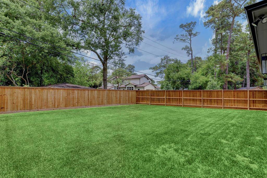 Great yard with lots of privacy!
