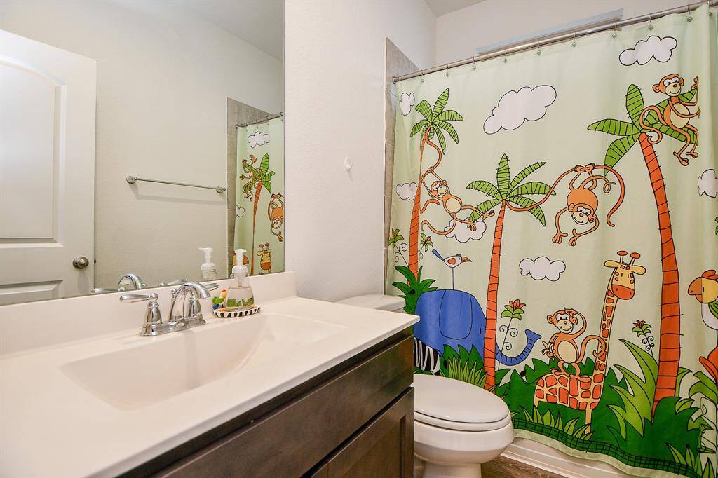 Full Bathroom 1