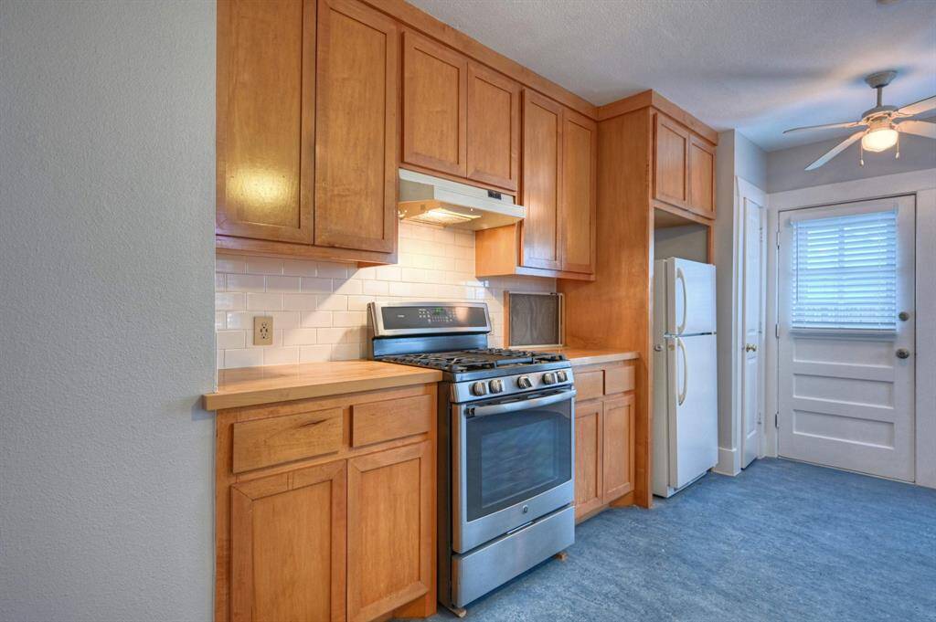 Stainless appliances throughout.