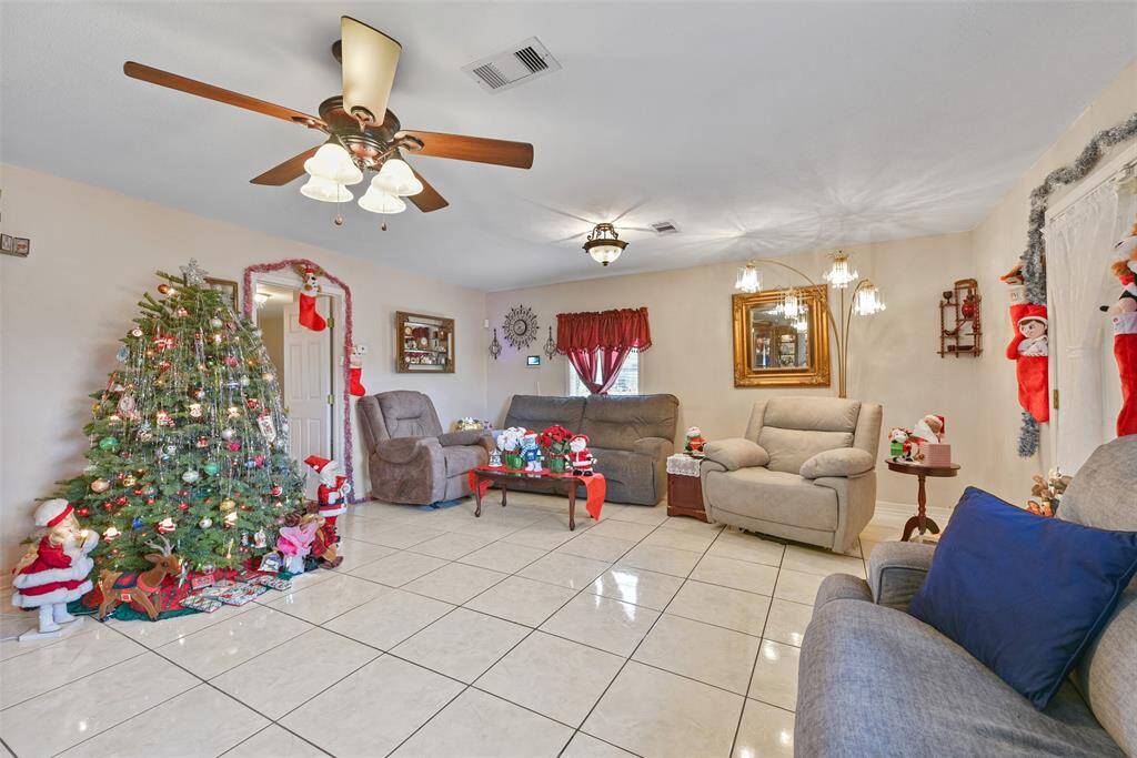 Large living space- perfect for gatherings or entertaining.