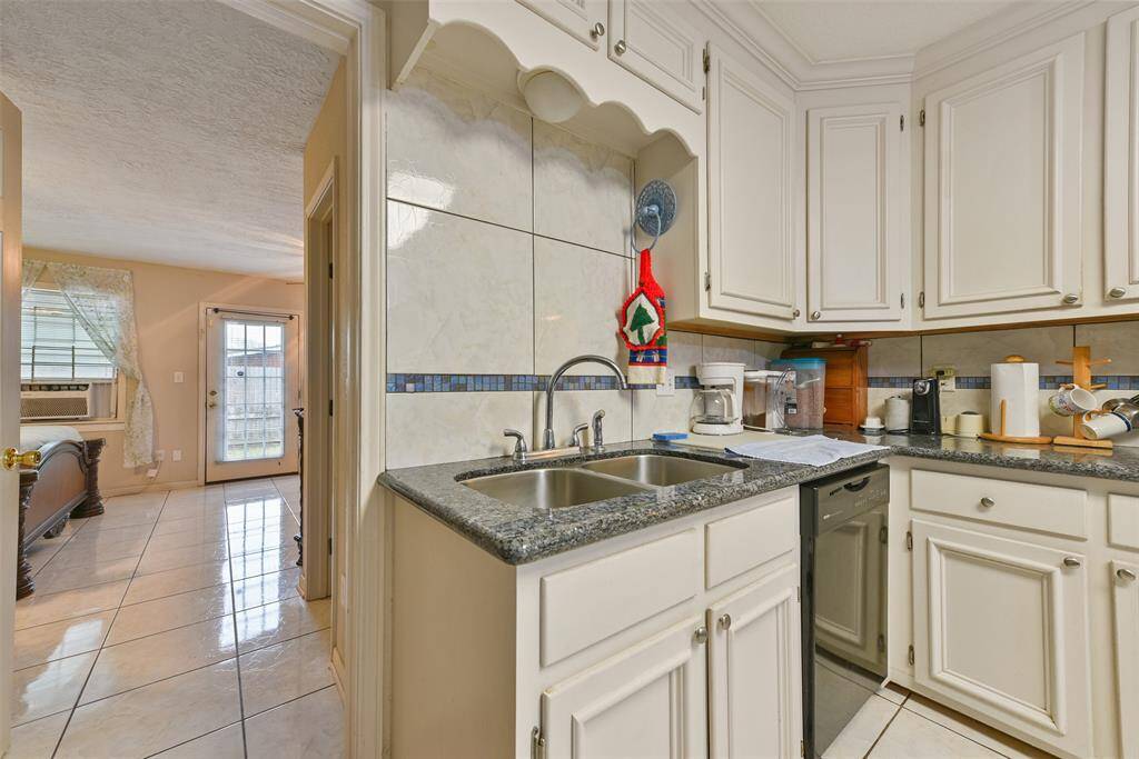 Ample storage and cabinet space in this well-appointed kitchen.