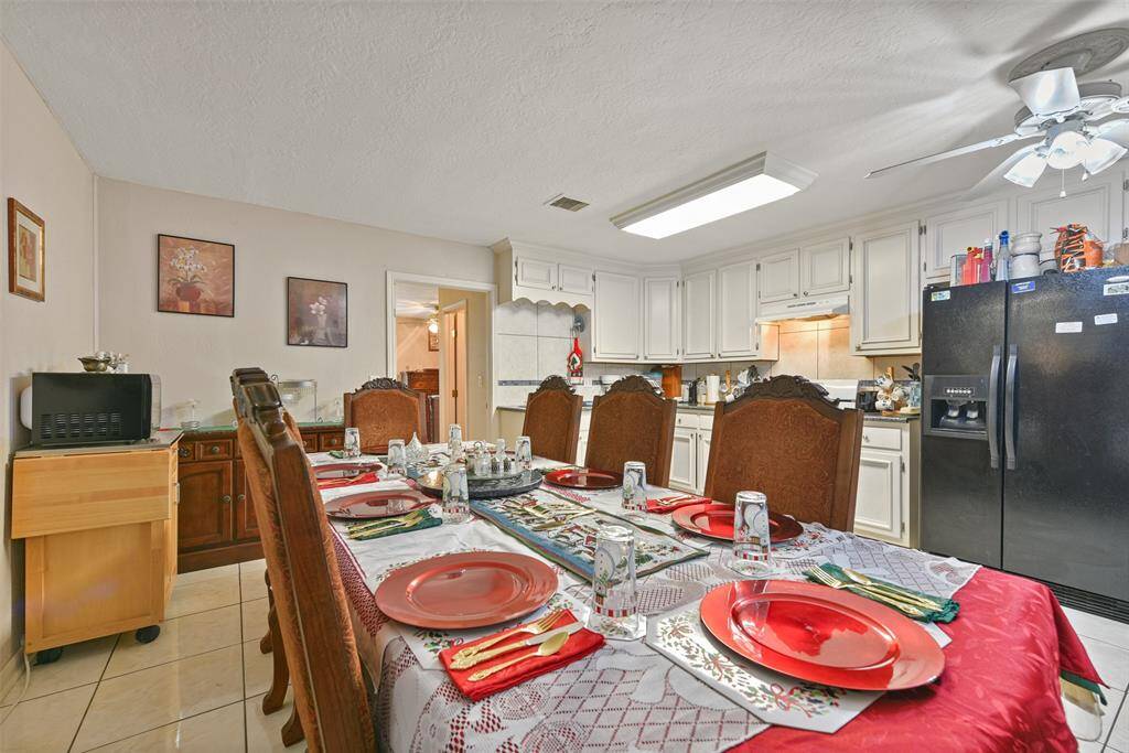 Spacious kitchen- perfect for hosting and entertaining.