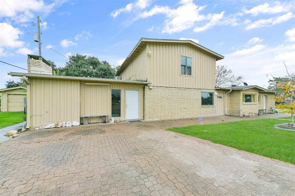 This charming duplex is move-in ready with tons of potential for investors.