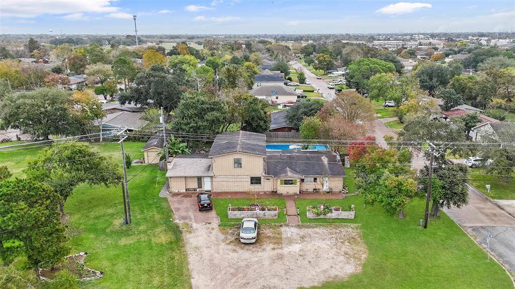 This charming duplex offers a great investment opportunity- onsite residency or tenant potential.
