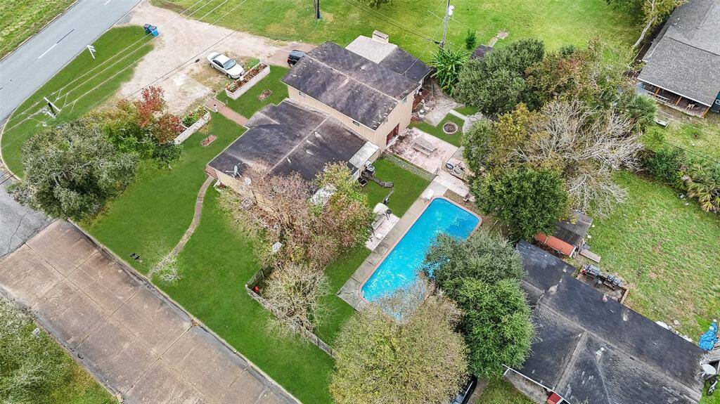 This property offers a large pool in the fenced-in backyard that can be shared with both residents of the duplex.