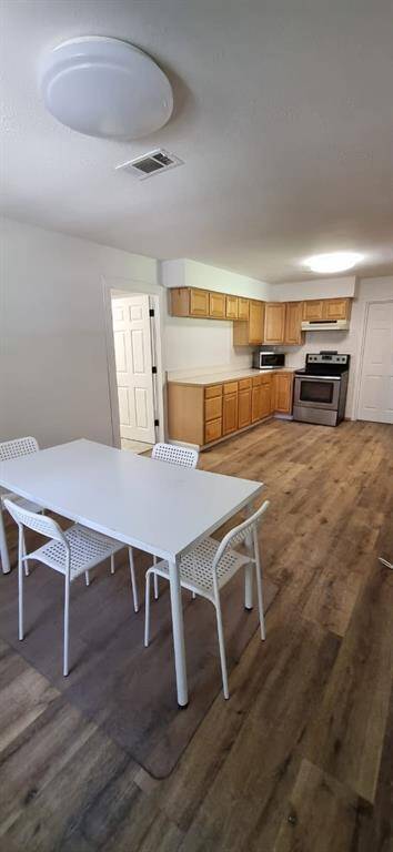 Family and friends can gather comfortably in the kitchen's cozy dining area