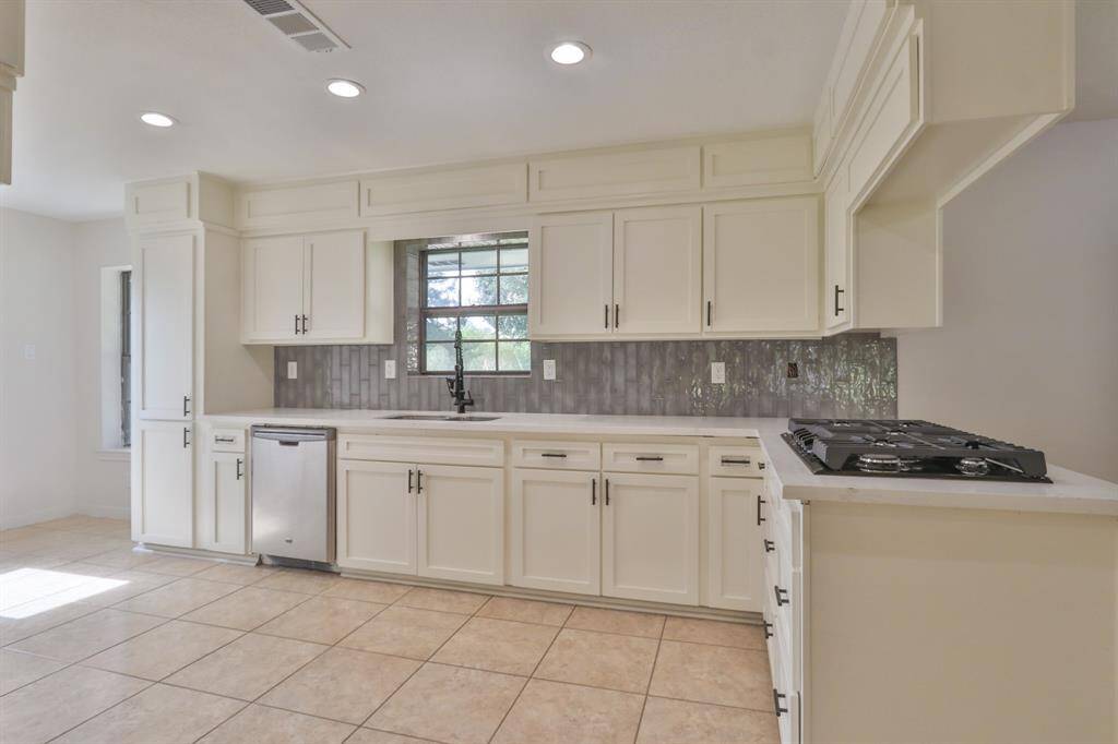 SOFT CLOSE DRAWERS AND DRAWERS, ALSO WORKING CABINETS ABOVE FOR THOSE SPECIAL ITEMS THAT ARE NOT NEEDED EVERYDAY.