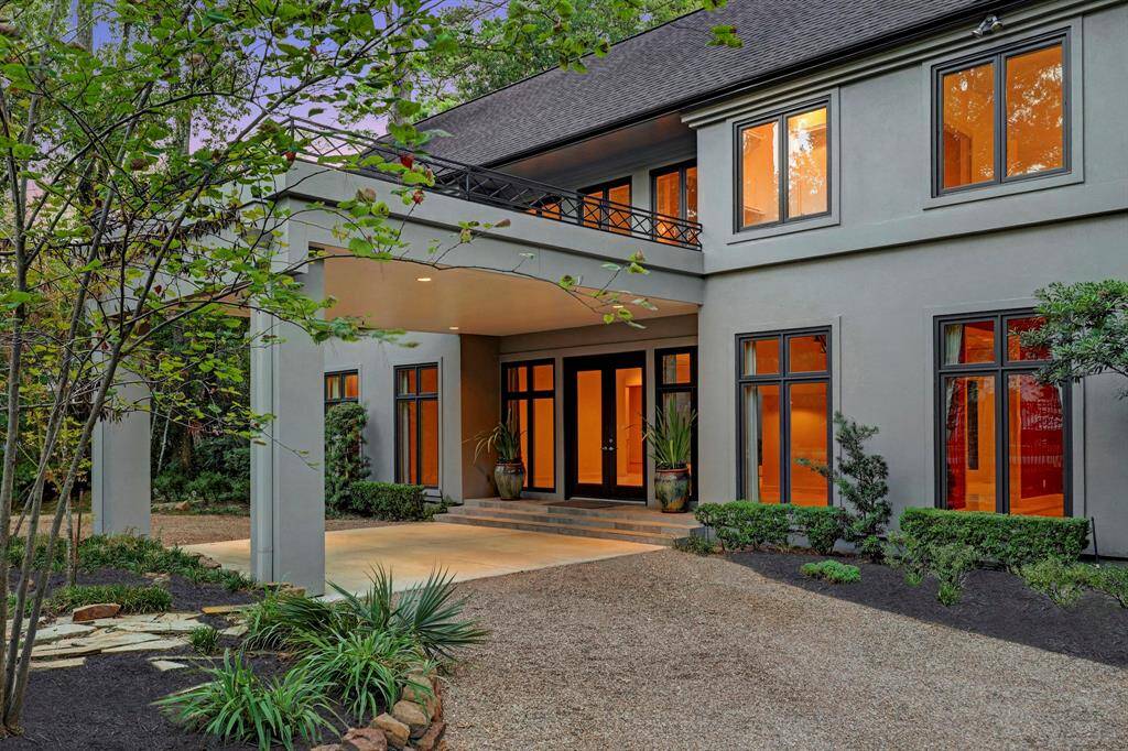 Circle drive with covered carport for guests. This photo is virtually edited to show mulch in the flower beds, it is currently a "natural soil" bed.