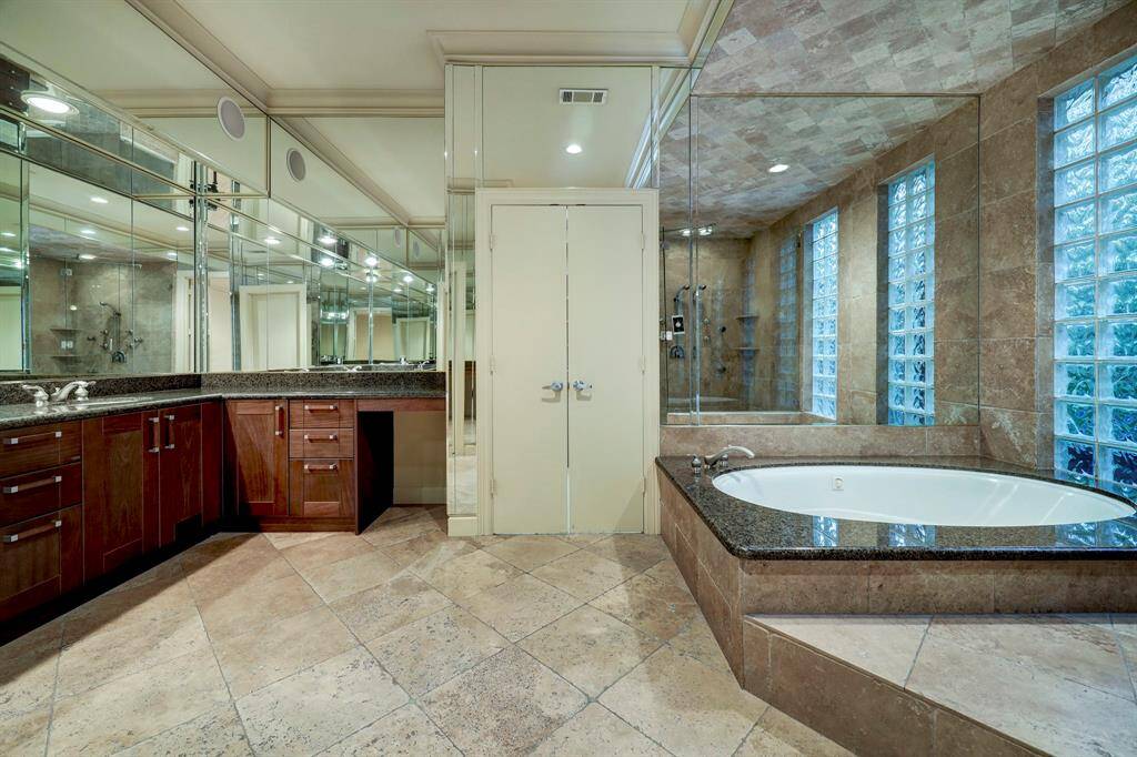 Another view of the large primary bath!