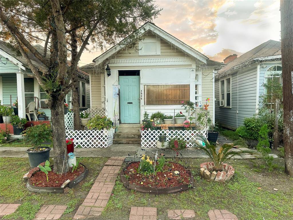 Great start-up home! You'll be on your way to anywhere on the greater Houston area in no time!1