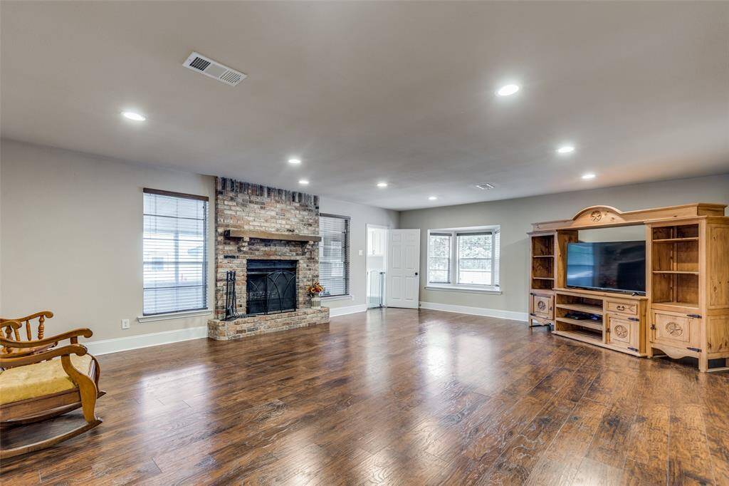 Generous sized Family room, great for entertaining guests or plenty of space for a large family.
