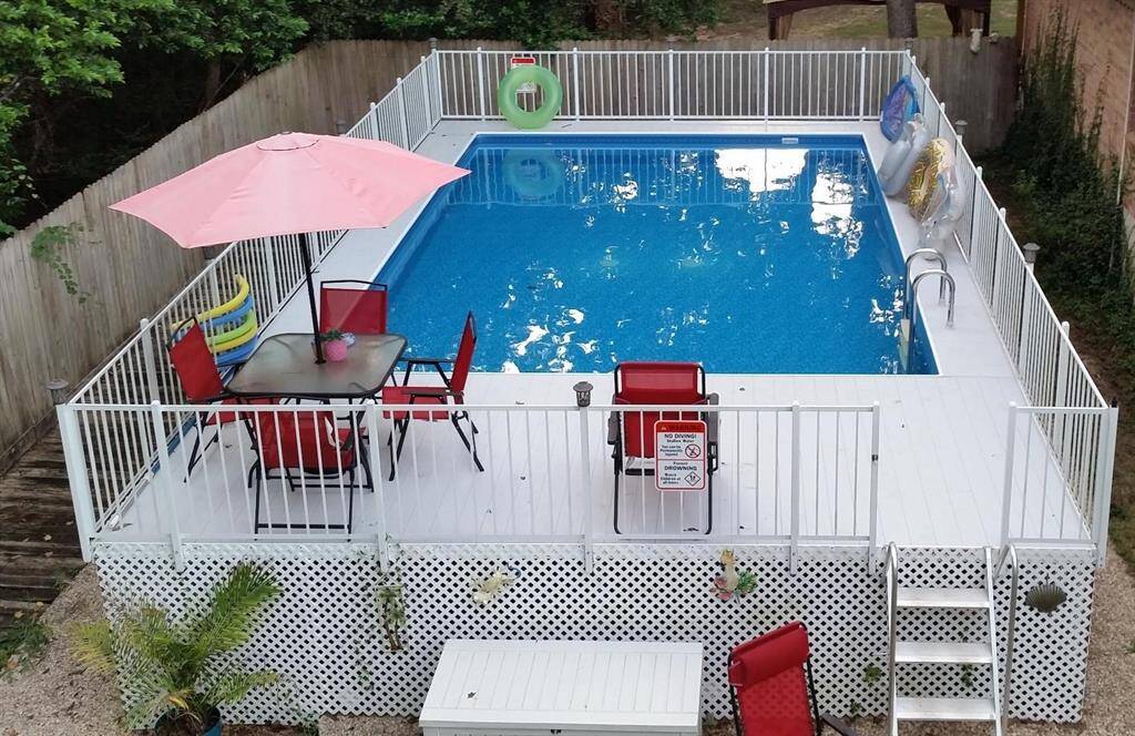 Inviting Pool, just in time for summer season. New liner  2024, BUYER BONUS- pool furniture ,pool storage box, and supplies stay with the home.