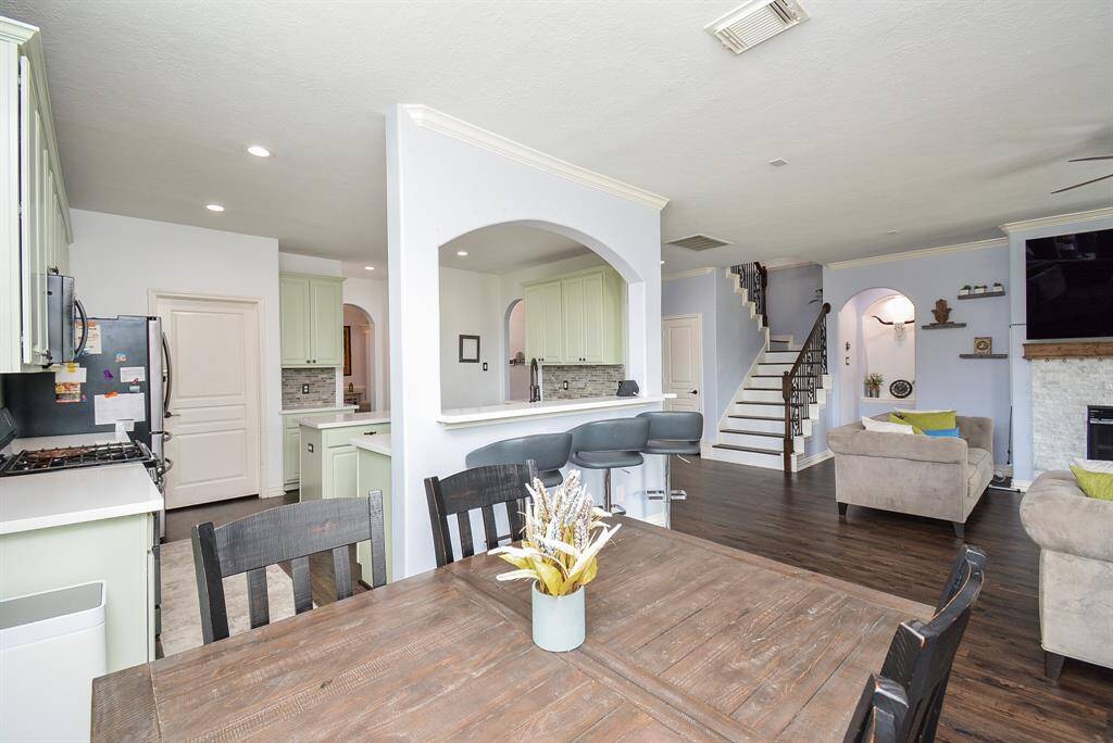 Don't you love the placement of the staircase; nicely connecting with 1st floor common areas?