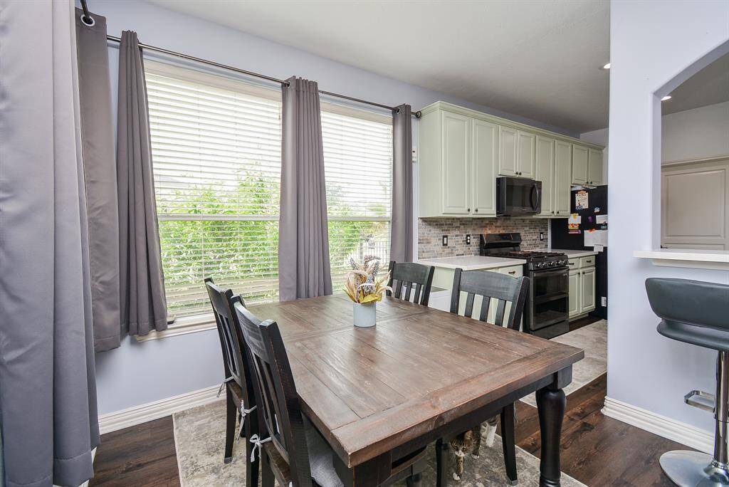 Pure natural light filters into this spacious breakfast nook!