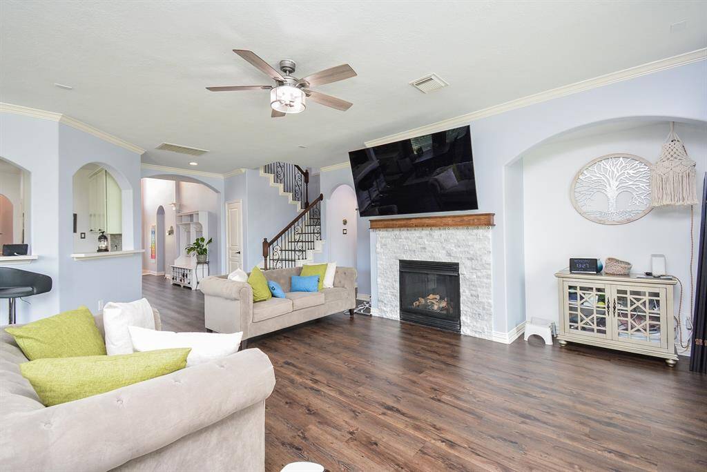 Here, again, the usage of an open floor plan is clearly appreciated! Combined and connecting space make the entry foyer naturally continued into the huge living/family area (with chef's kitchen, left); staircase, up center; and recessed, arched wall right) for convenient placement of furnishing accents.