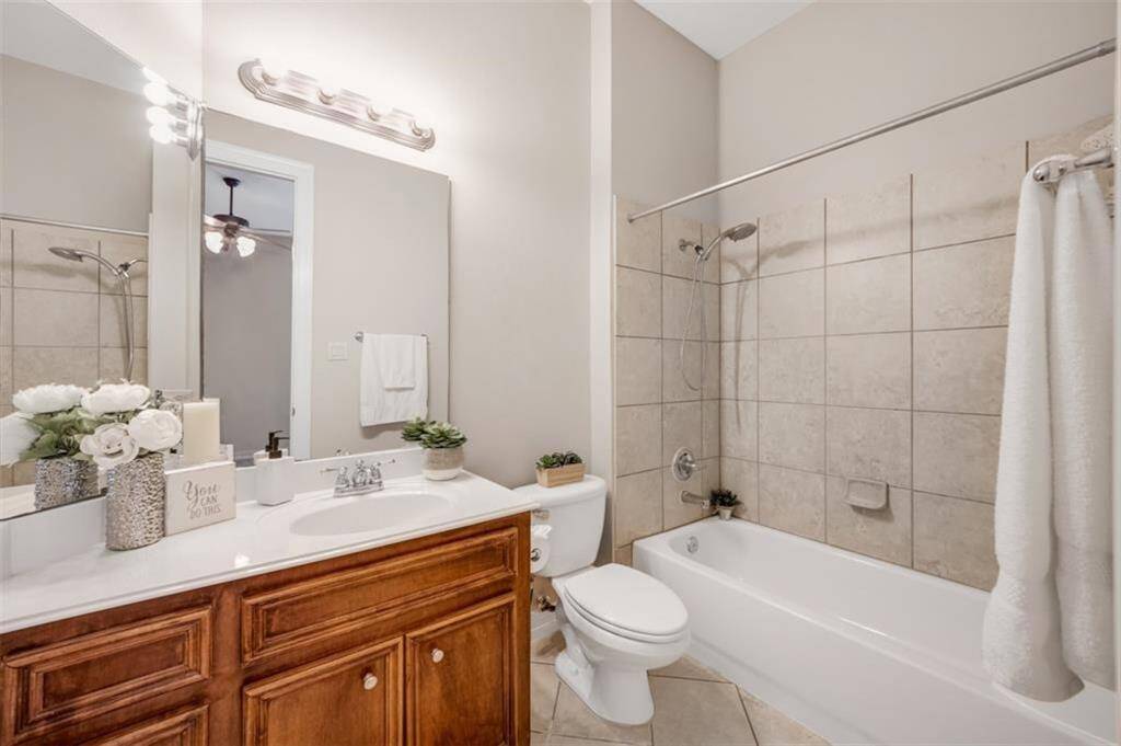 The first of the secondary bedrooms has thisensuite bathroom with tile surround tub/showercombo: perfect for guests or teens wanting extraprivacy