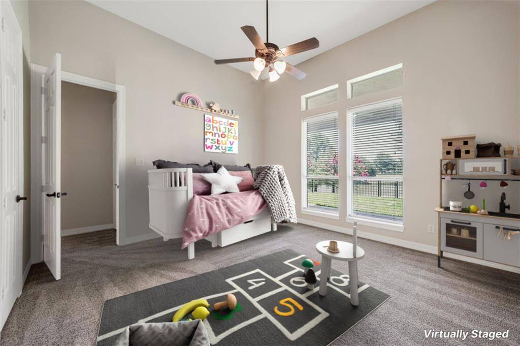 At 14x14 this bedroom has wonderful views of thelake and can accommodate plenty of kid's toys or adesk to work while enjoying the serenity of thewaterfront location.