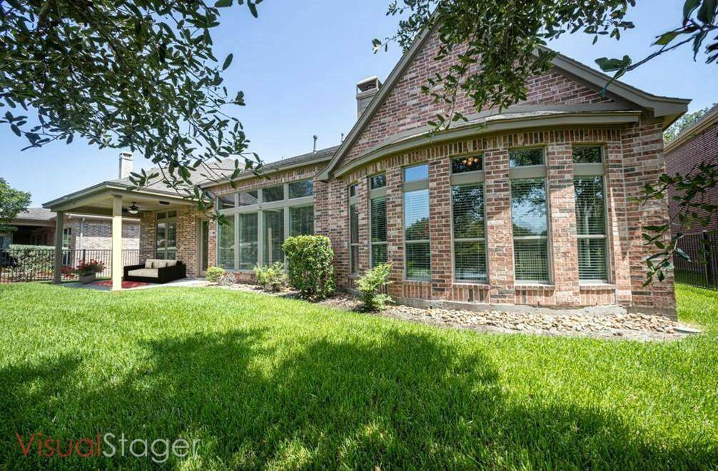 The backyard is an ideal space for kids and dogs to play freely. Plus, there's plenty of room to create your dream garden or set up an outdoor kitchen for entertaining!