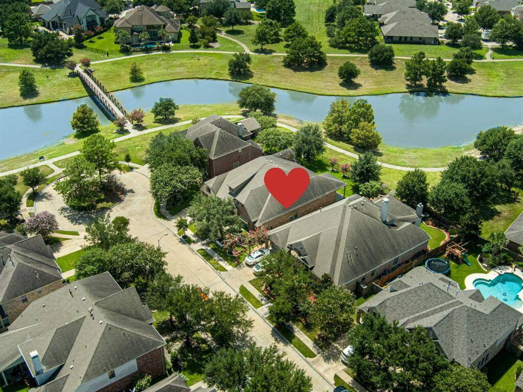 This home is perfectly located with easy access to the footbridge and extended walking trails along the lake.
