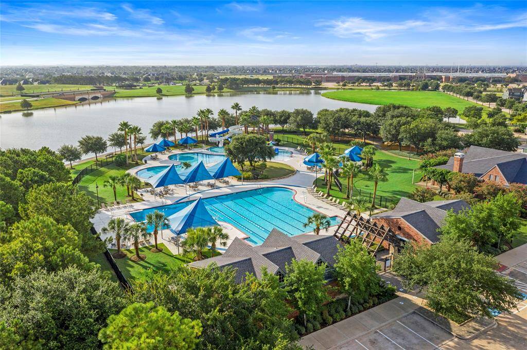 There's so much to do in Bridgeland! From multiple swimming pools, splash pads, lake activities, workout facilities, parks, and playgrounds: there's always something new to explore!