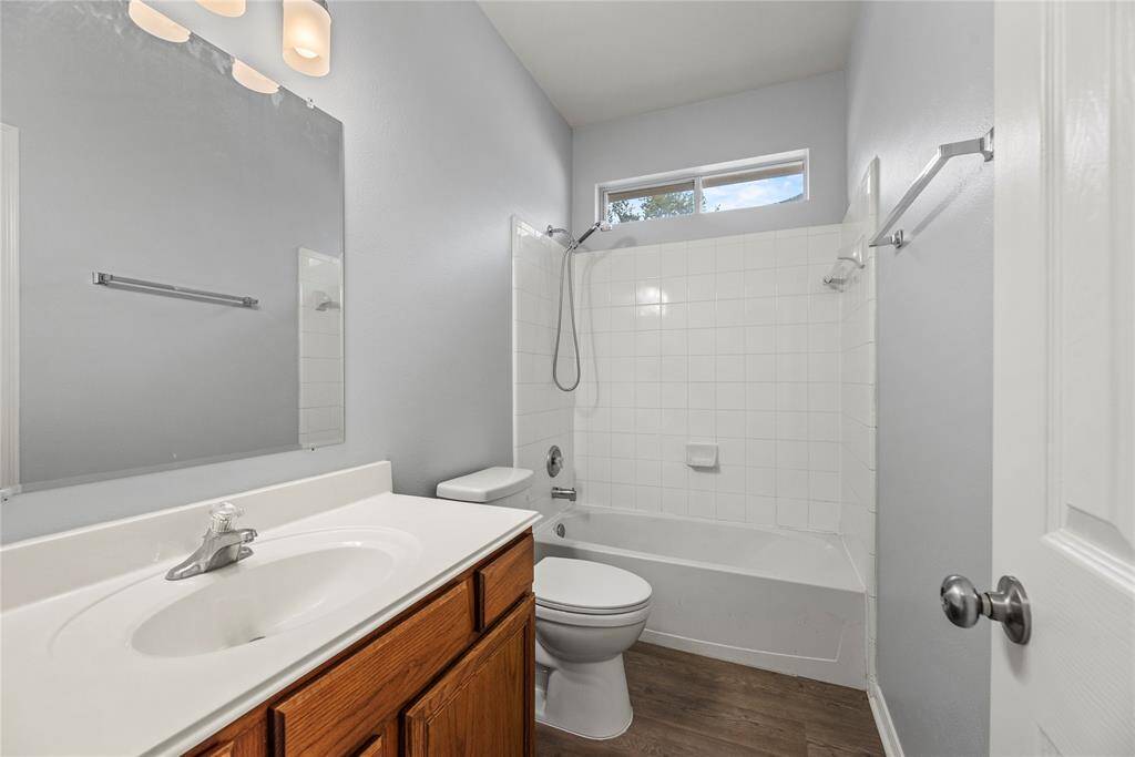 Hall bathroom between bedroom 1 and 2