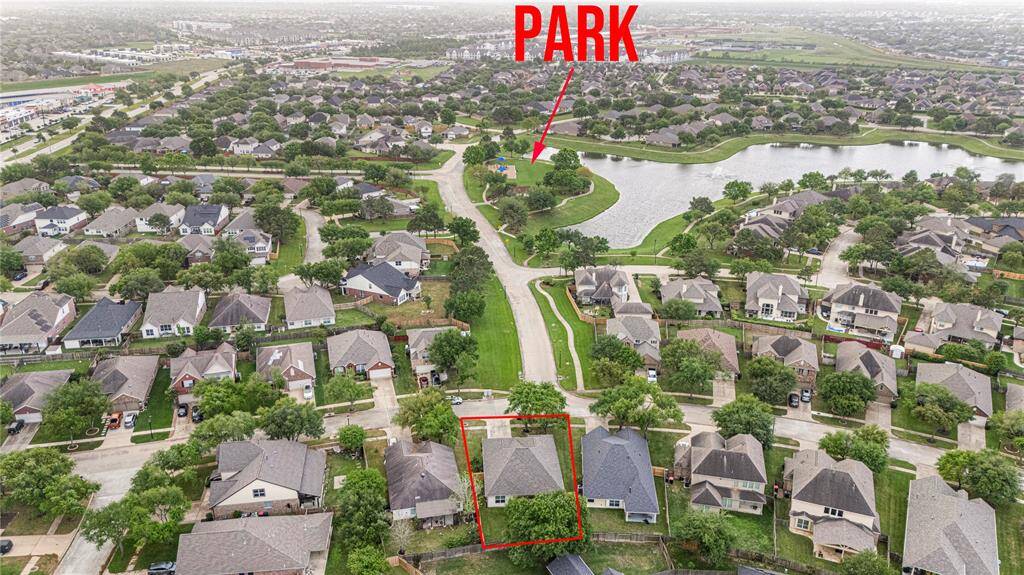Walking distance to the park and lakes
