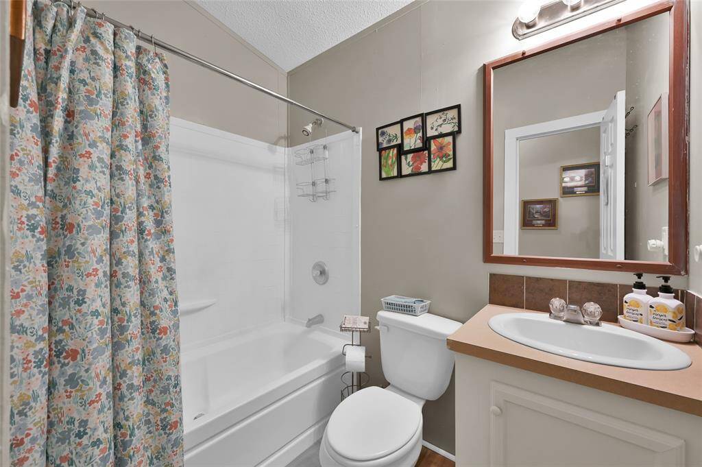 Full bathroom in between the two secondary bedrooms.