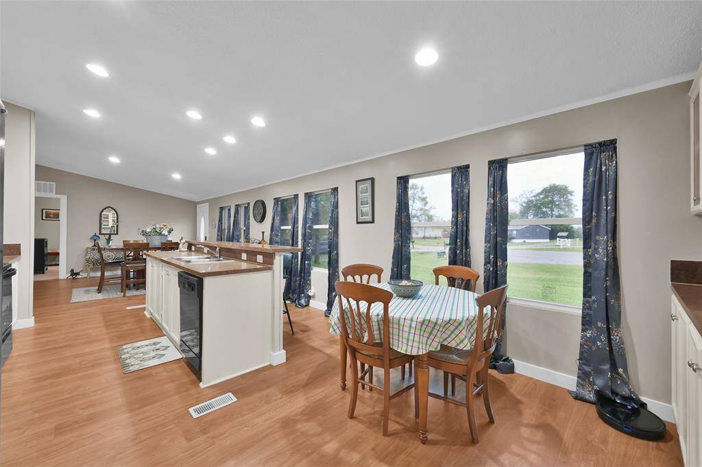 Breakfast nook on the other side of the kitchen. Perfect for your morning cup of coffee.