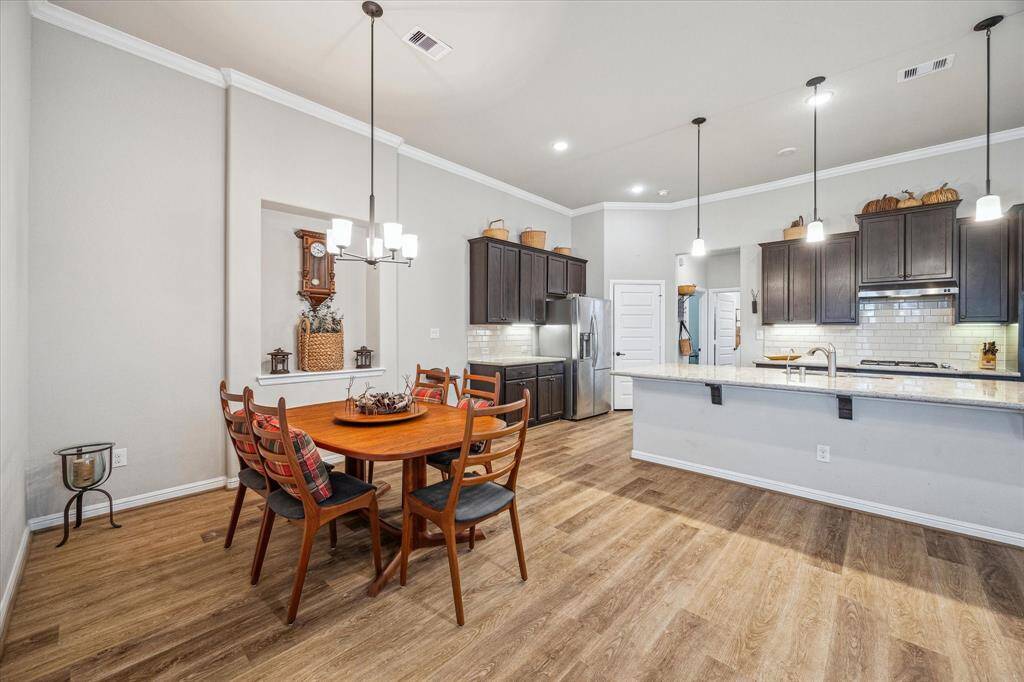 The Diining space has an art niche, and the flooring is consistant through out the entire home.  Your guests and family can sit at the island while you cook and entertain.