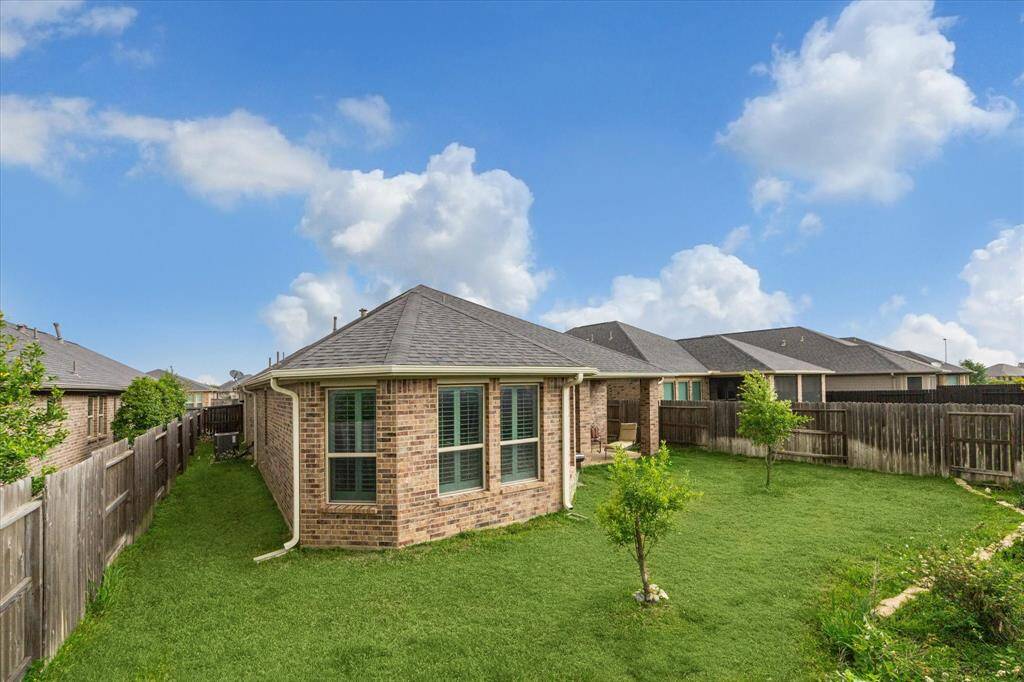 You will enjoy the bay window at the back of the owners retreat.There are miles and miles of hike, bike and walking trails throughout the neighborhood with plenty of beautiful lakes and fountains.