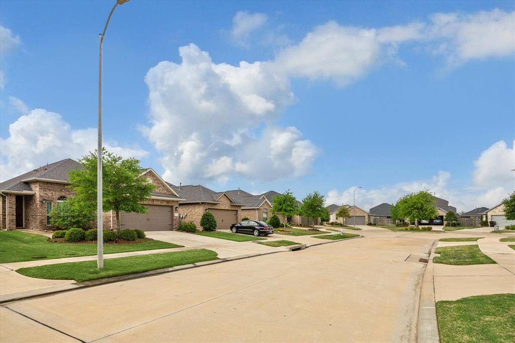 The home is located on quiet cul de sac street. Included in the HOA is the front lawn mowing, edging, mulch and fertilzer.
